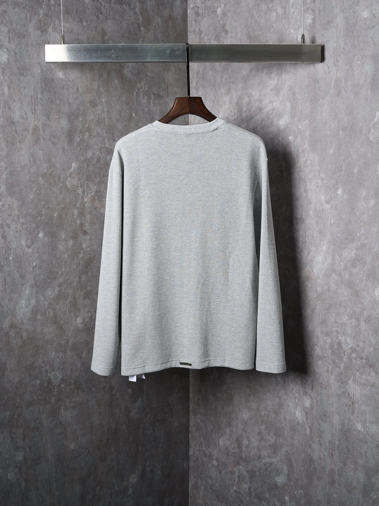 P340 Actual hanging auction] Chrome Hearts/Chrome Hearts Waffle Cross Leather Appliqué Silver Button Long Sleeves [Ready Stock] S M L XL Customized pure cotton waffle fabric with fine texture, soft and moist, based on fog gray, comes with a soft light filter. With the Chrome Hearts Cross leather decoration on the chest, the tough edges of the leather pierce the softness of the gray. The hand-stitched logo buckle is like a miniature work of art, making it even more noble and elegant. The iron plate with the logo on the back sways slightly as the body swings, adding a sense of movement and vitality. It is unobtrusive but has an indescribable aura. It interprets the perfect blend of retro and luxury. It adopts imported machine appliqué embroidery technology and uses advanced computer control systems and precise mechanical components to realize the Chrome Hearts cross leather appliqué operation. It presents an embroidery effect with both clarity and three-dimensionality. The fabrics have been washed and have a better hand feel. They are not easy to deform, shrink or fade. Maintains long-lasting beauty with a loose fit